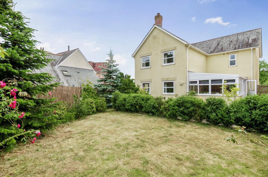 Property photo 3 of 18 Garden