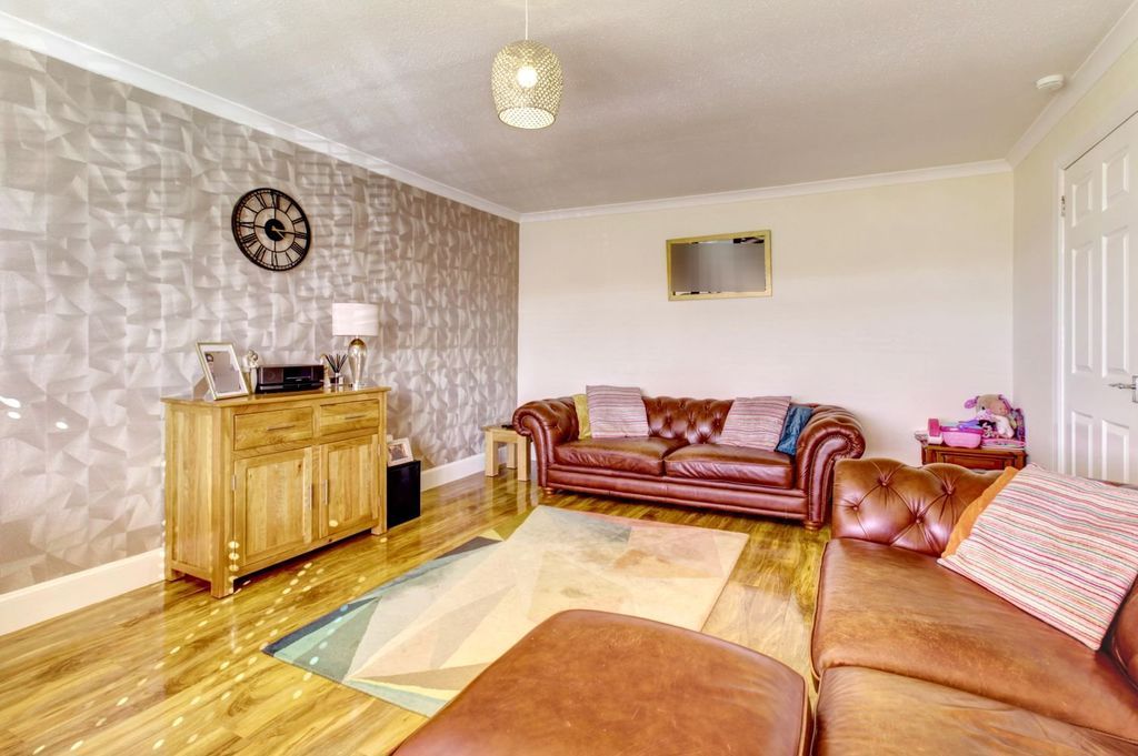 Property photo 3 of 23 Lounge