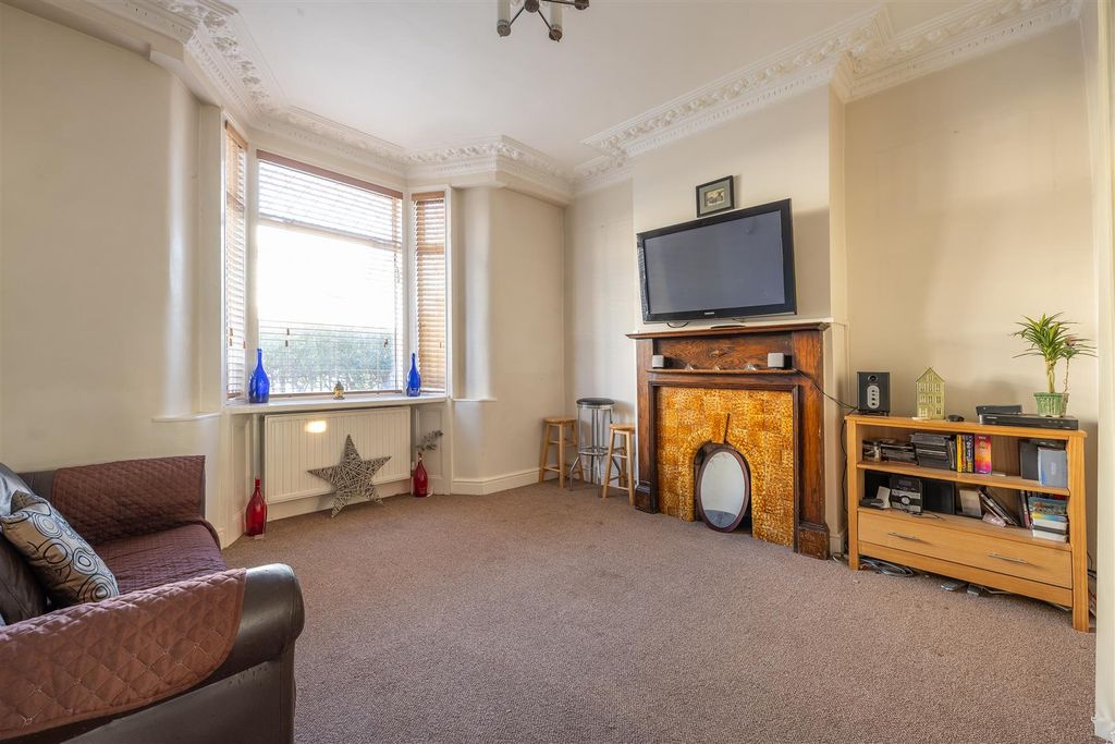 Property photo 2 of 36 Glenarm Road, E5