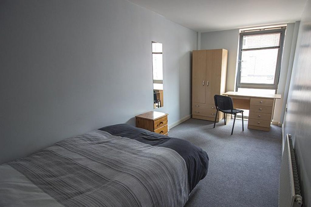 Property photo 1 of 5 Spacious Double Bedroom Featuring Ample Natural li...