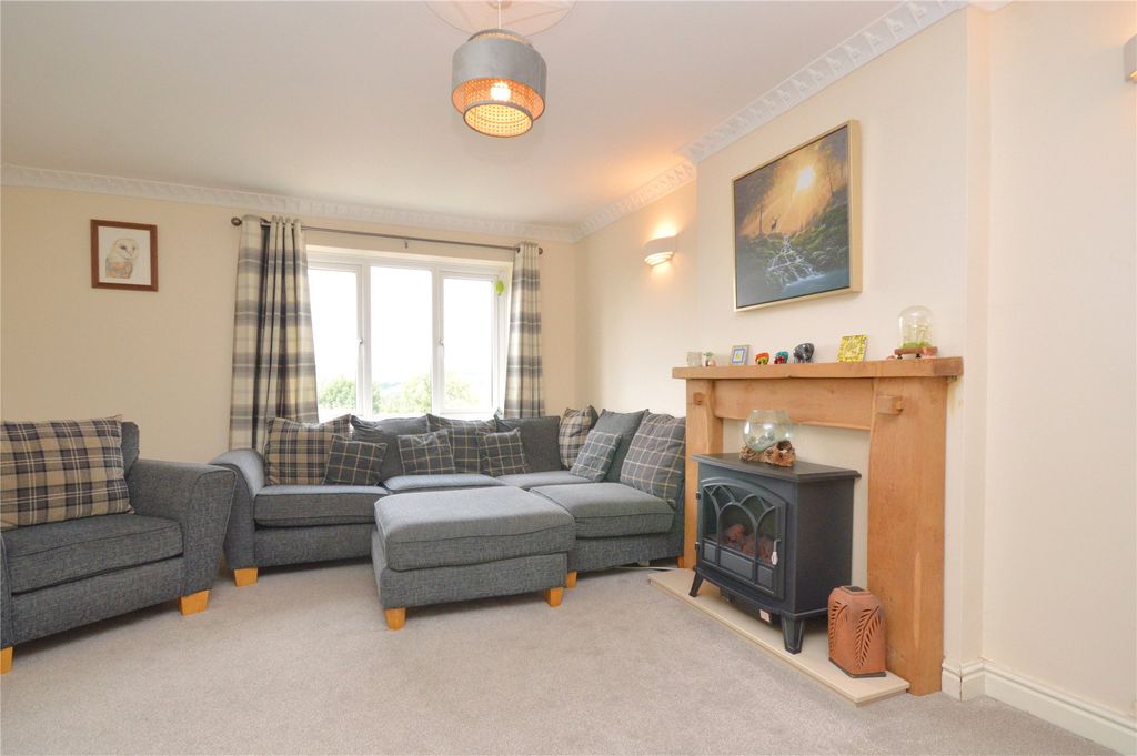 Property photo 3 of 16 Sitting Room