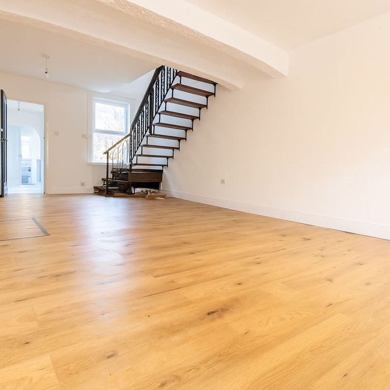 Property photo 2 of 8 Photo 4