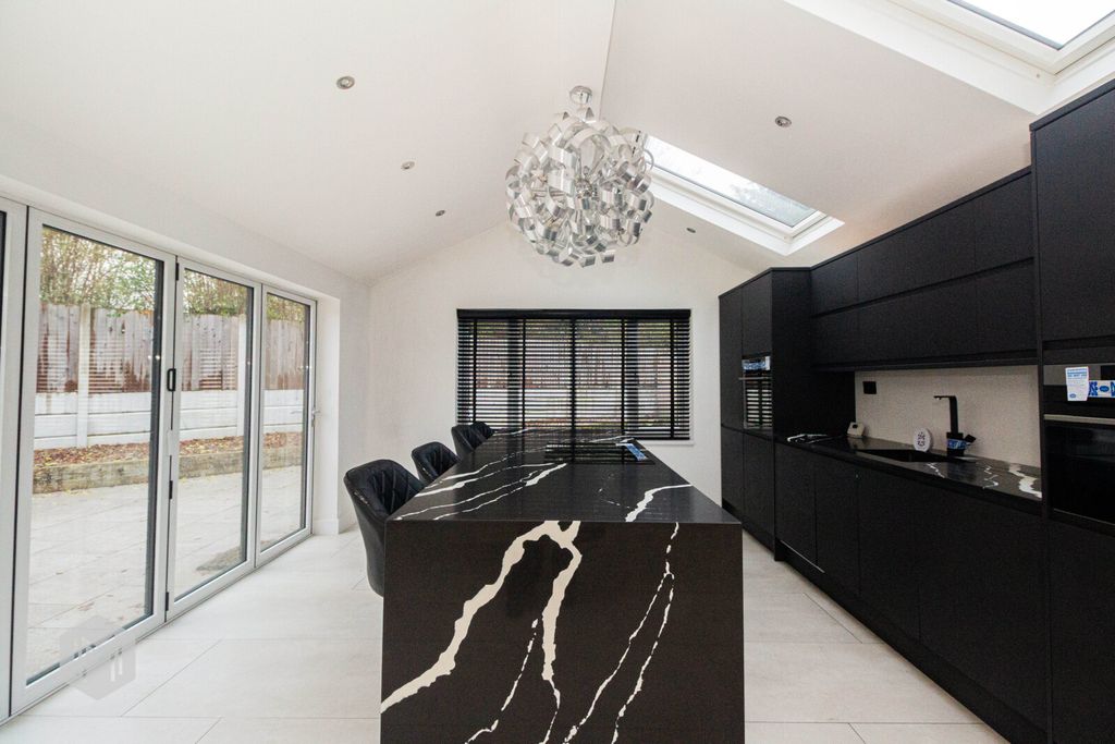 Property photo 3 of 23 Picture No. 05