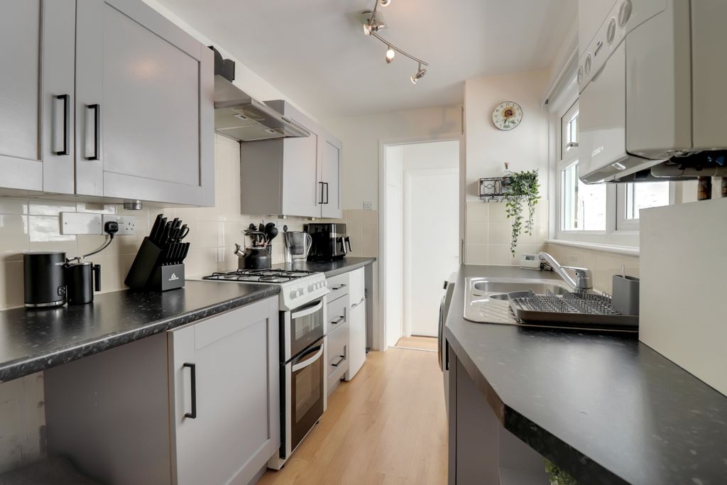 Property photo 3 of 10 Kitchen