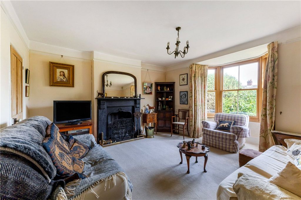 Property photo 2 of 21 Sitting Room