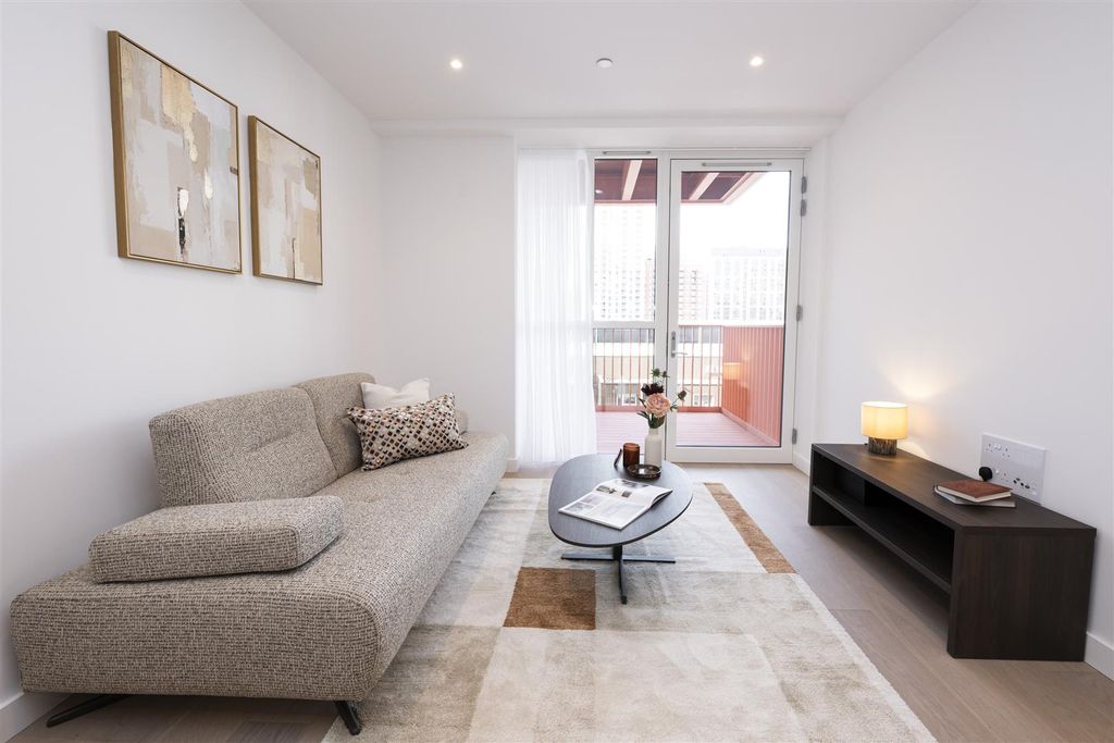 Property photo 1 of 39 Rental Show Flat