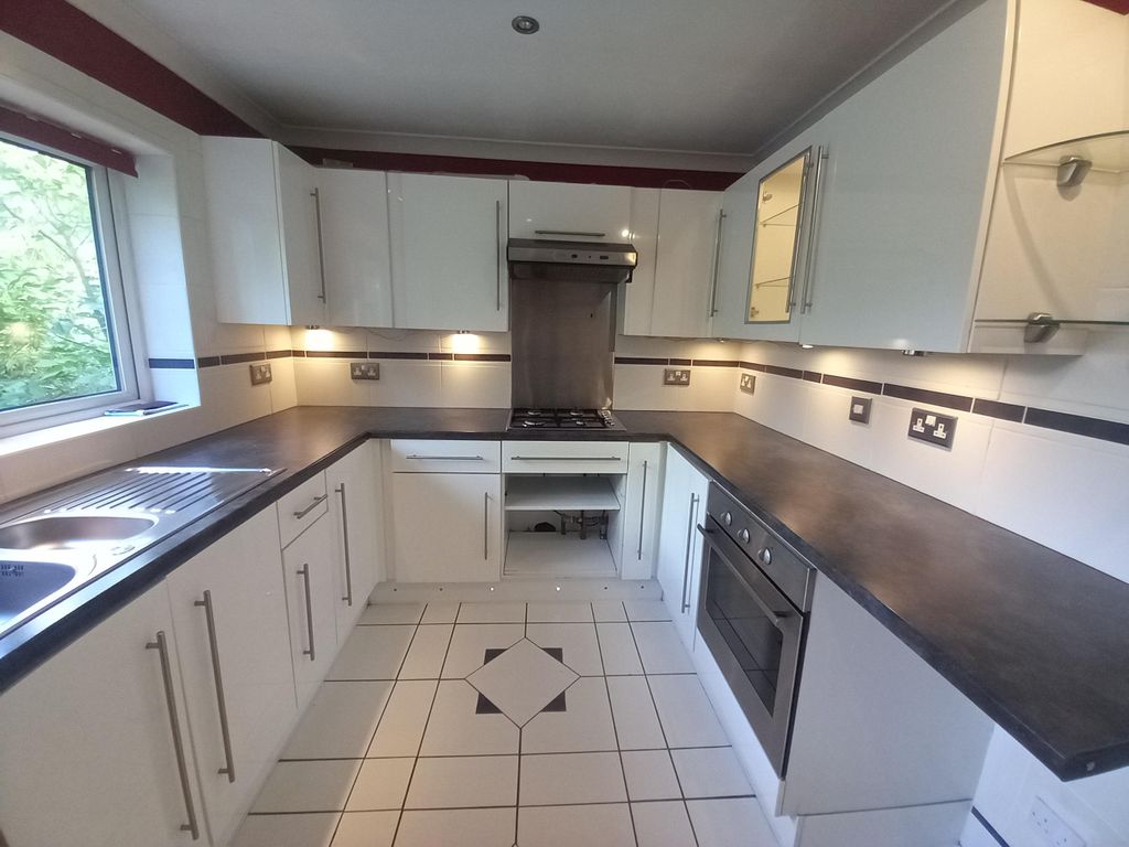 Property photo 2 of 6 Kitchen