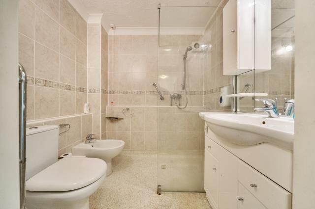 Property photo 3 of 19 Bathroom
