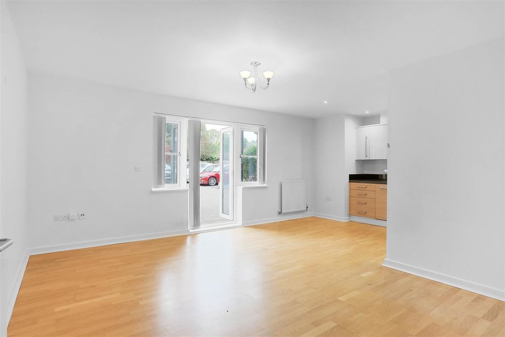 Property photo 3 of 16 1551556522 - 3 Victoria Court, Sm3 - 8.Jpg