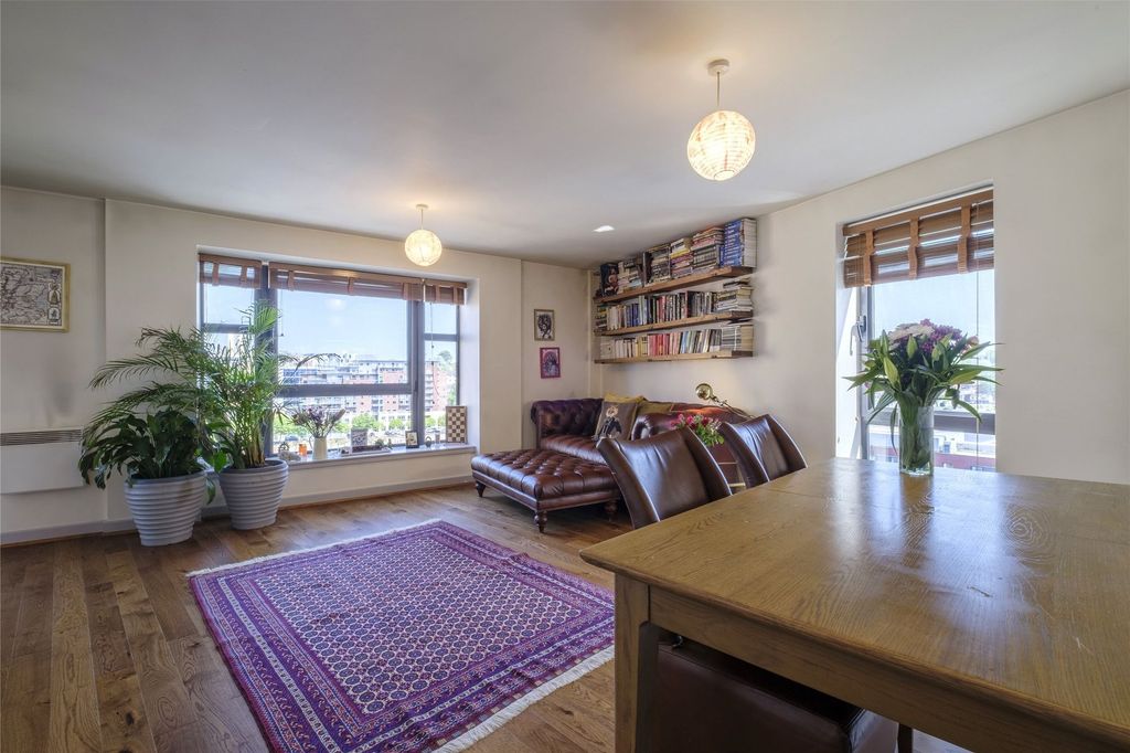 Property photo 1 of 11 Lounge