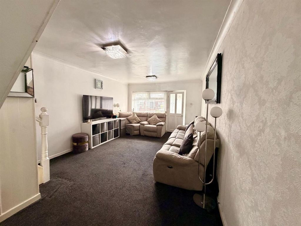 Property photo 3 of 12 Lounge