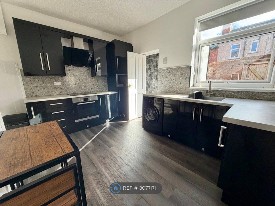 Property photo 2 of 10 Kitchen