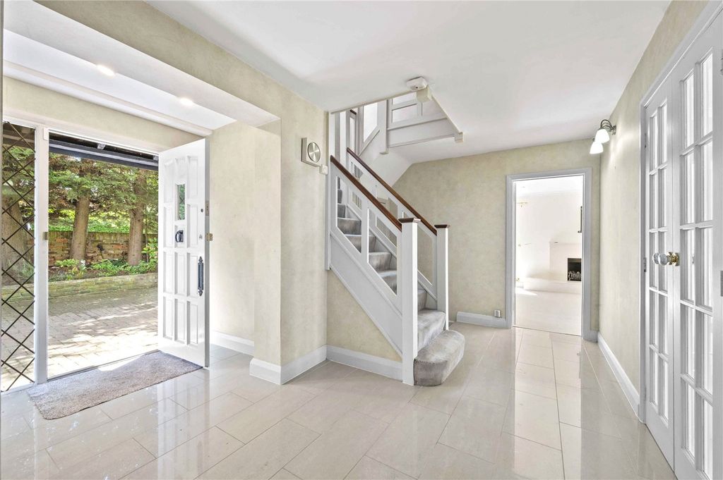 Property photo 2 of 17 Entrance Hall