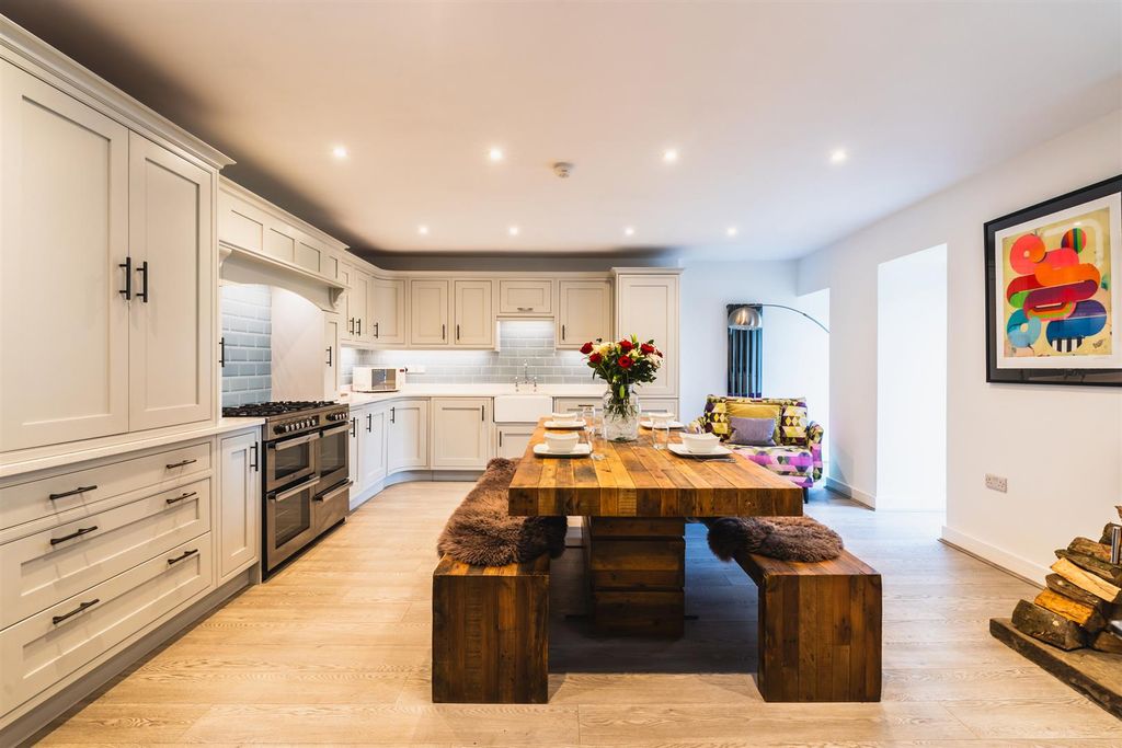 Property photo 2 of 35 Dining Kitchen