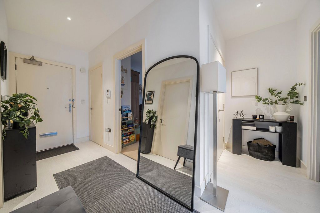 Property photo 3 of 17 Hallway