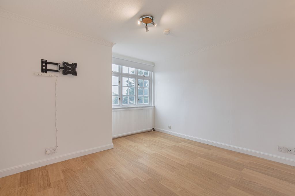 Property photo 1 of 12 Living1