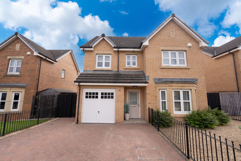 Property photo 1 of 46 4 Bedroom Detached For Sale
