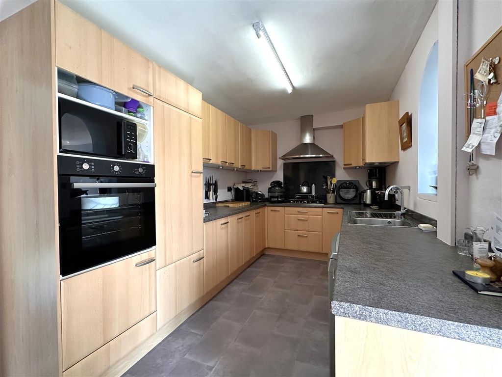 Property photo 2 of 12 Fitted Kitchen 843