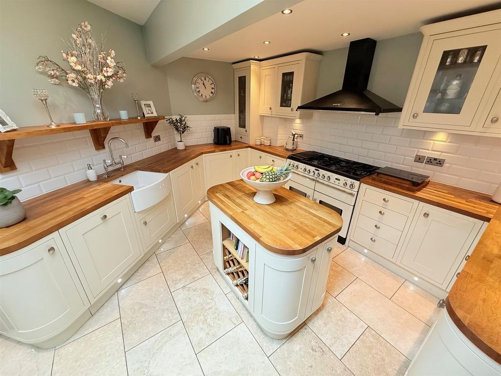 Property photo 3 of 29 Kitchen/Breakfast Room