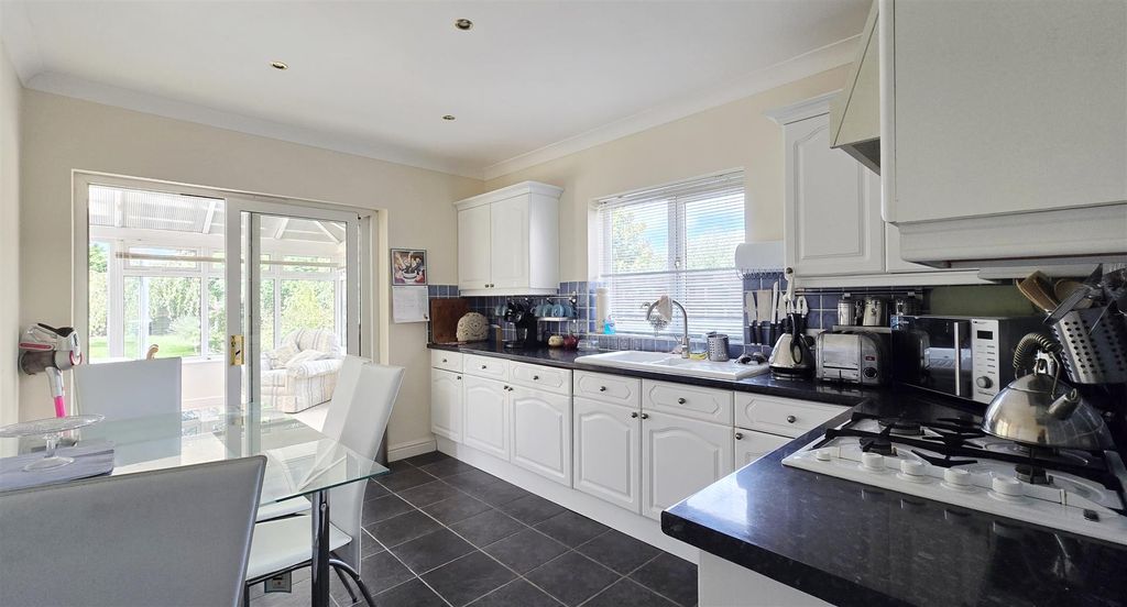 Property photo 3 of 21 Kitchen / Diner