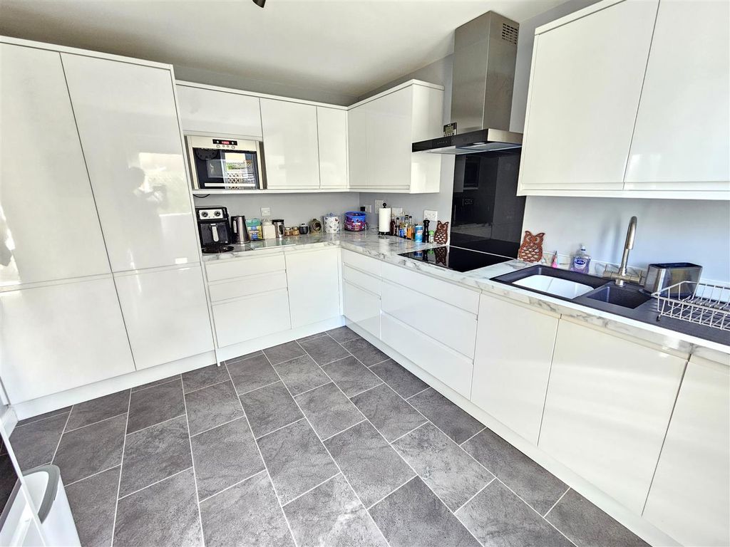 Property photo 3 of 18 Kitchen.Jpg