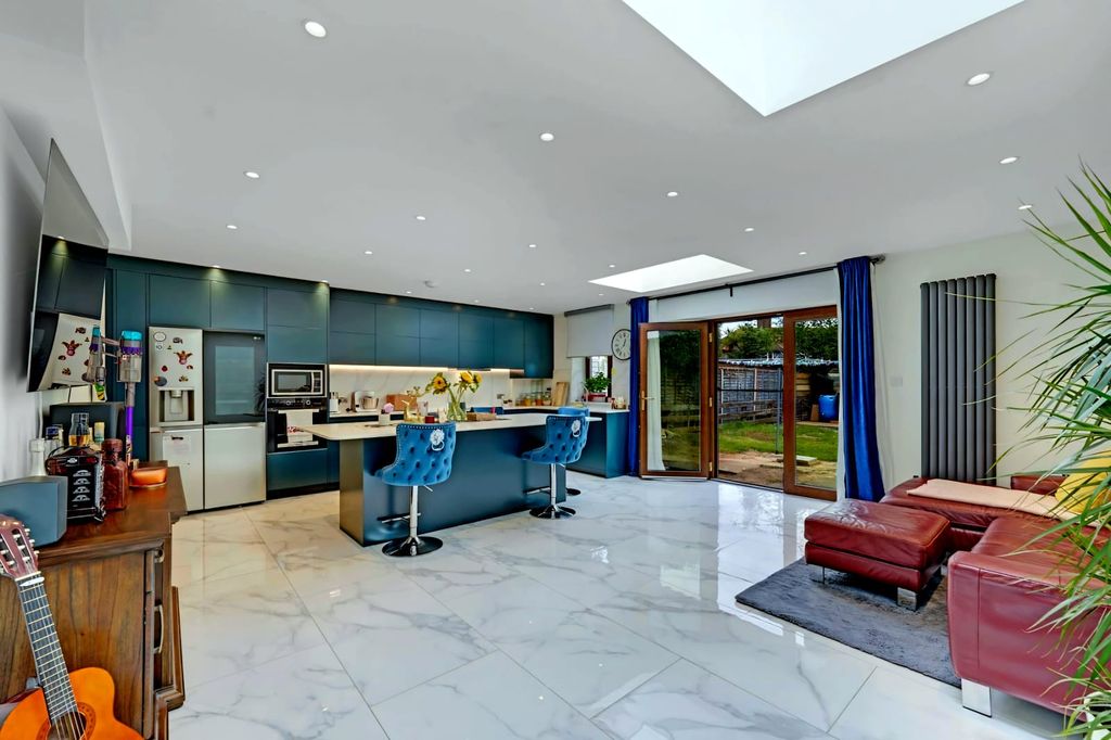Property photo 3 of 18 Kitchen/Reception 