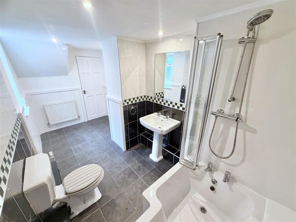 Property photo 3 of 21 Bathroom