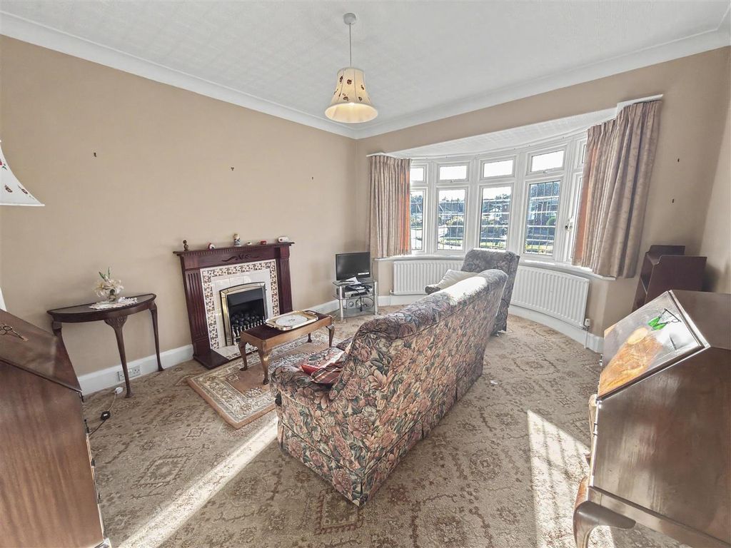 Property photo 2 of 11 Lounge