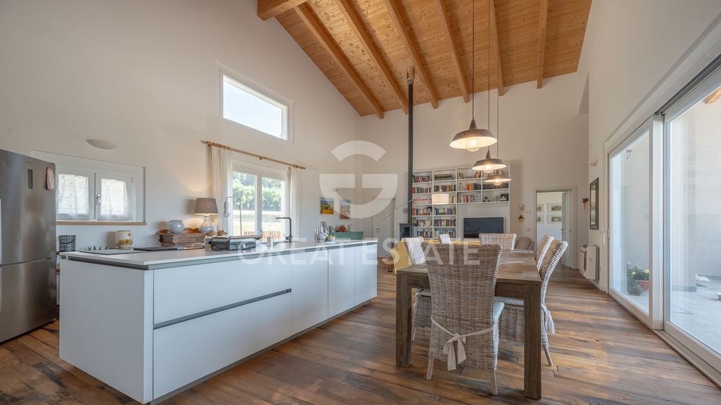 Property photo 2 of 59 Interiors