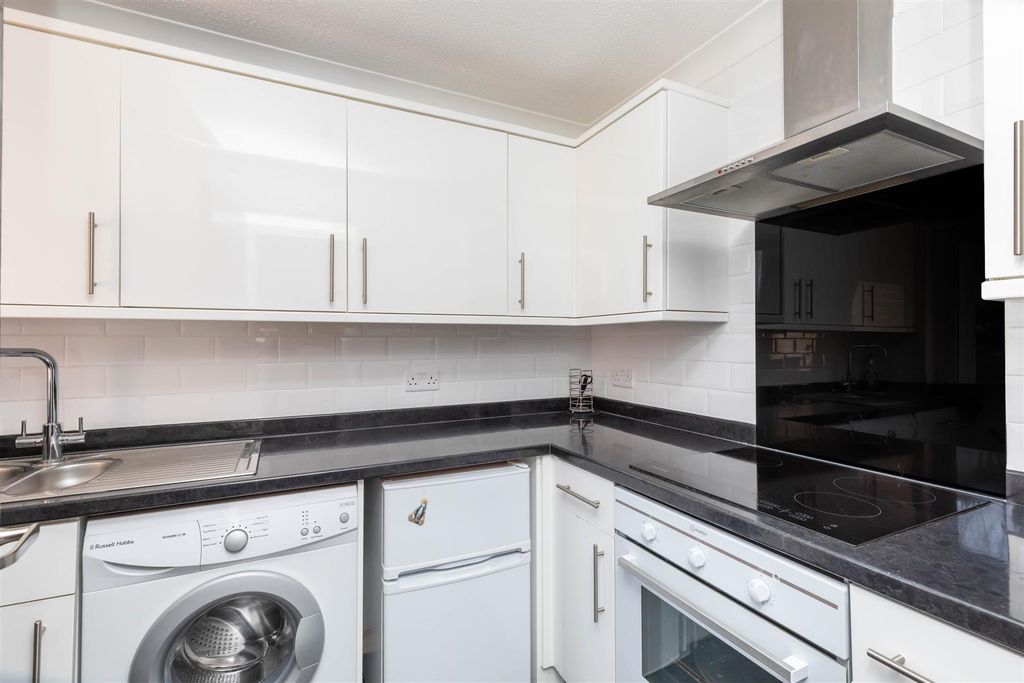 Property photo 3 of 8 Bonchurch Road-4.Jpg