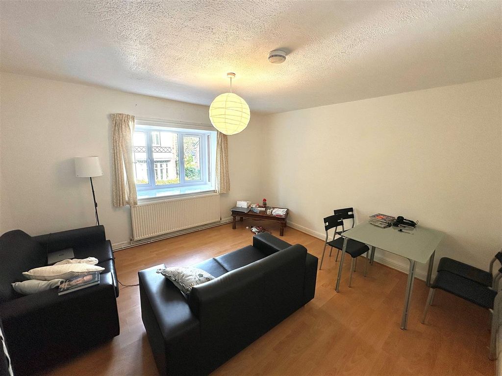 Property photo 2 of 10 Lounge