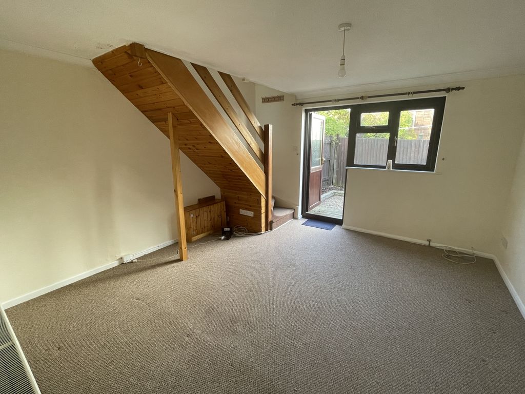 Property photo 3 of 13 Lounge (1)