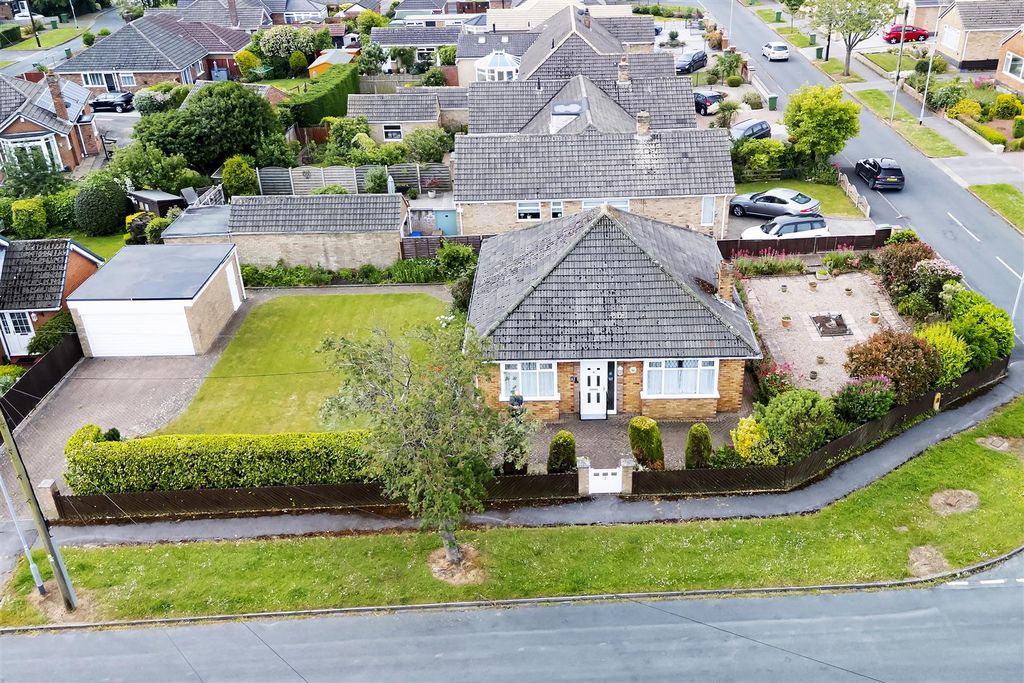 Property photo 1 of 16 001 - 2 White Walk.Jpg