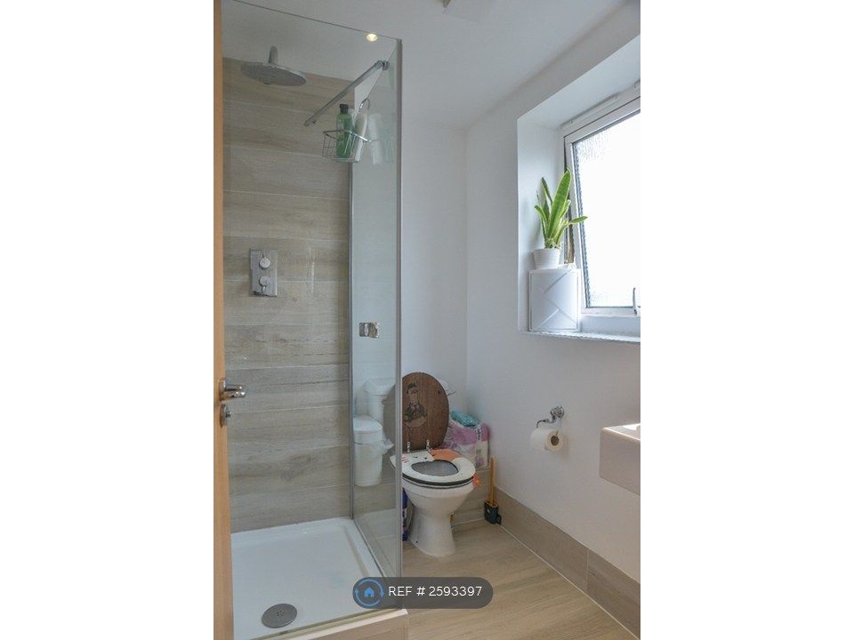 Property photo 3 of 9 Ensuite Bedroom Bathroom