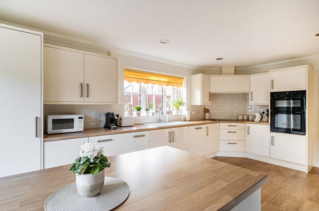 Property photo 2 of 24 1417717-19-699Dee...