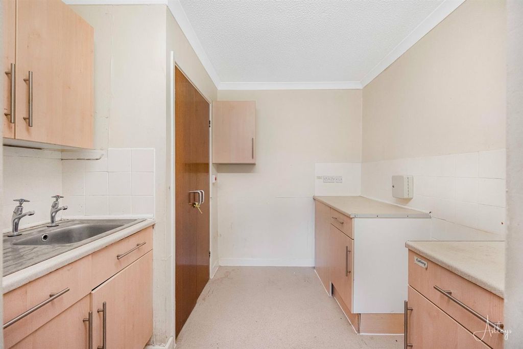 Property photo 3 of 18 Kitchen