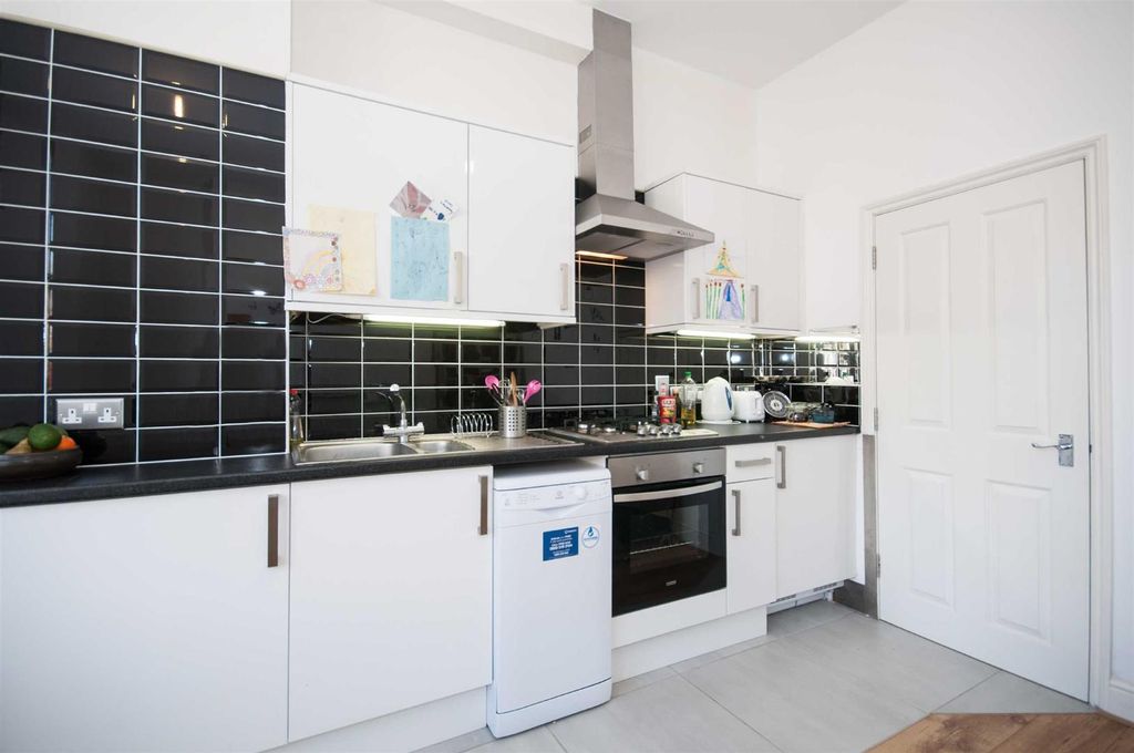 Property photo 3 of 6 Kitchen