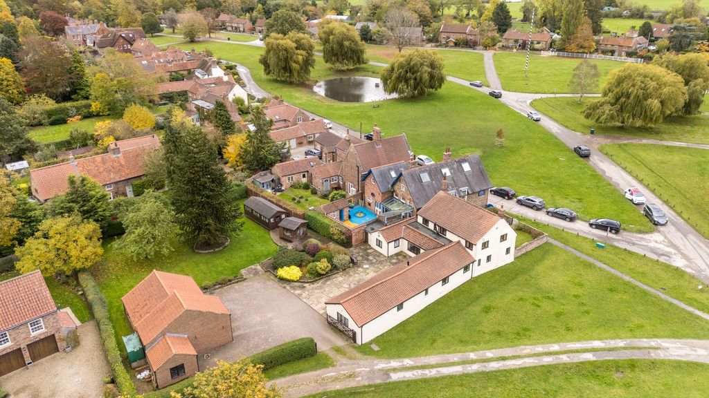 Property photo 2 of 28