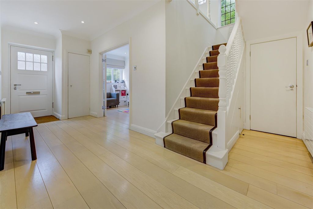 Property photo 2 of 17 D0461 25 Kingsley Way Hall.Jpg
