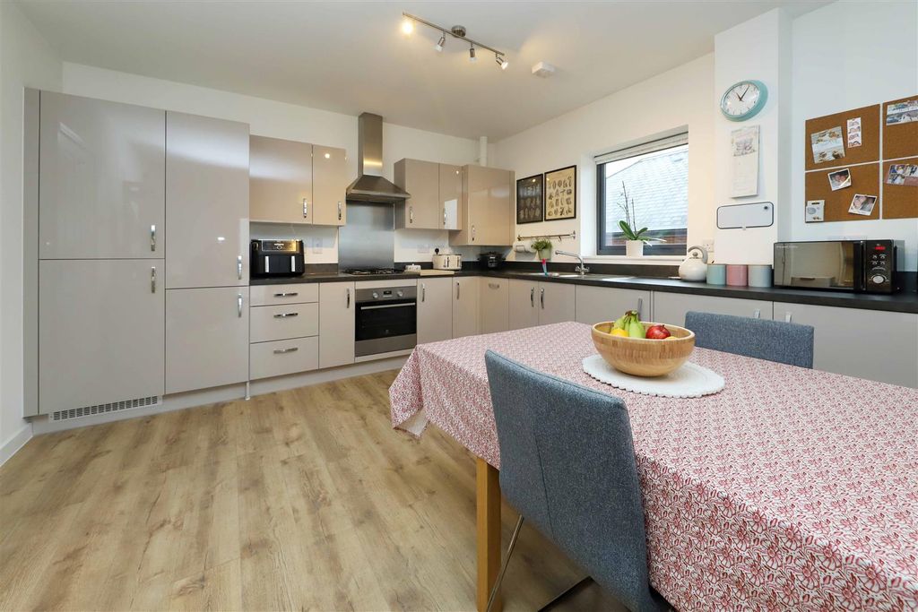 Property photo 2 of 11 Kitchen