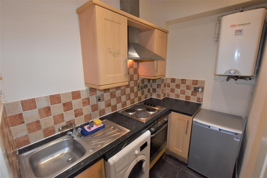 Property photo 3 of 6 Kitchen