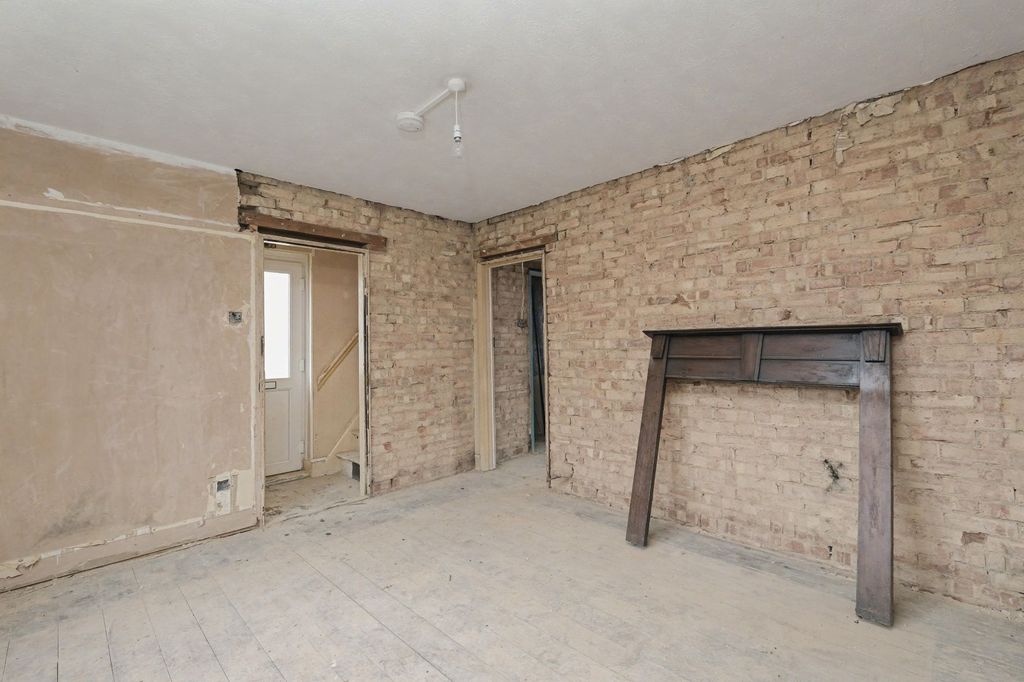 Property photo 2 of 21 4 London Road, Newport Pagnell, Mk16 0Ae