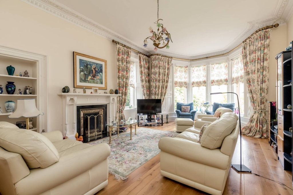 Property photo 3 of 37 Sitting Room