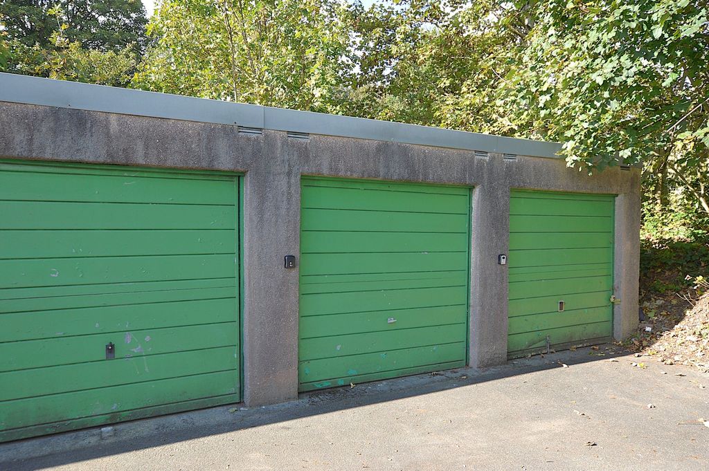 Property photo 1 of 2 Garage External