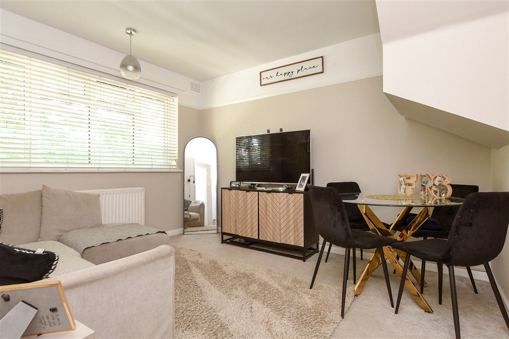 Property photo 3 of 11 Lounge