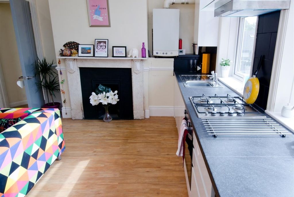 Property photo 2 of 6 Bright, Modern Kitchen Area With A Long Worktop, B...