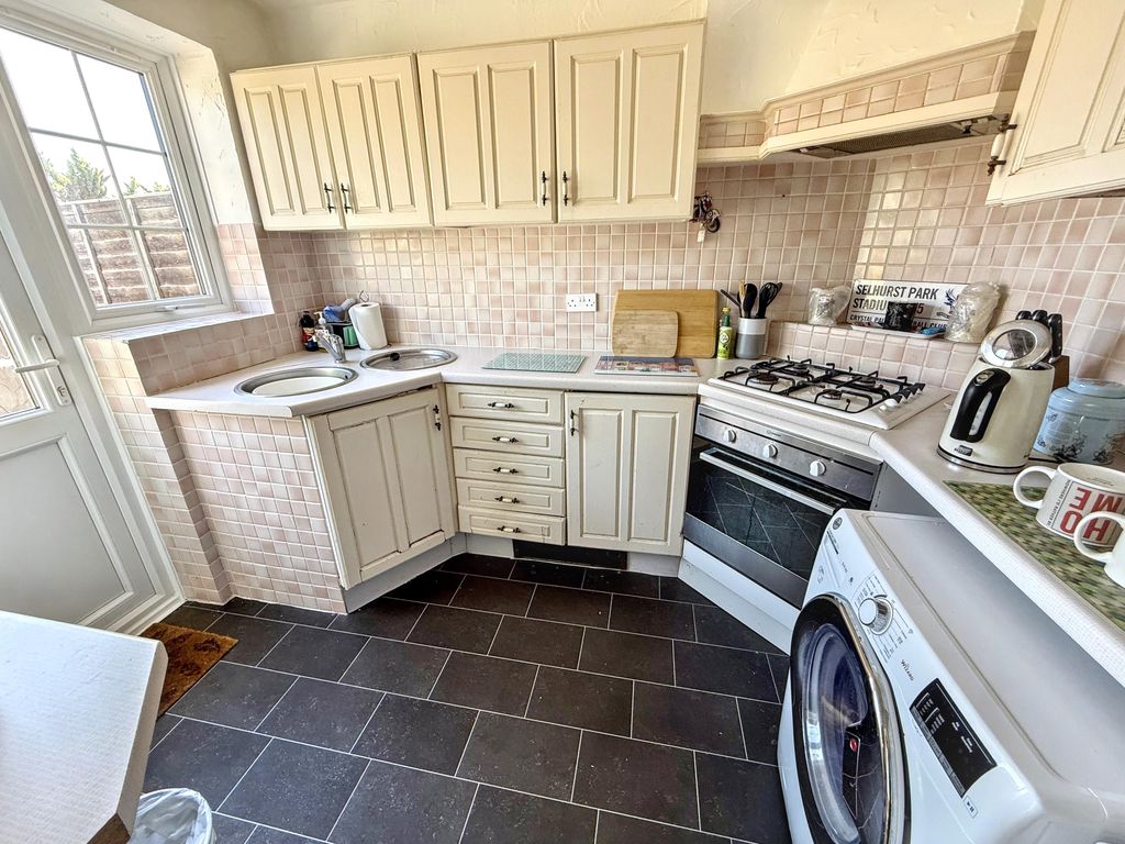 Property photo 3 of 20 Lime Grove Kitchen