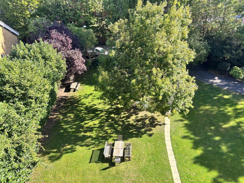 Property photo 2 of 10 Communal Gardens.Jpg