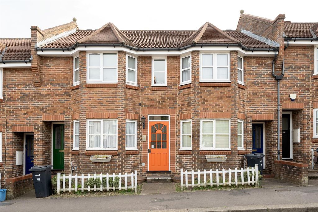 Property photo 1 of 24 Beechcroft Road, E18