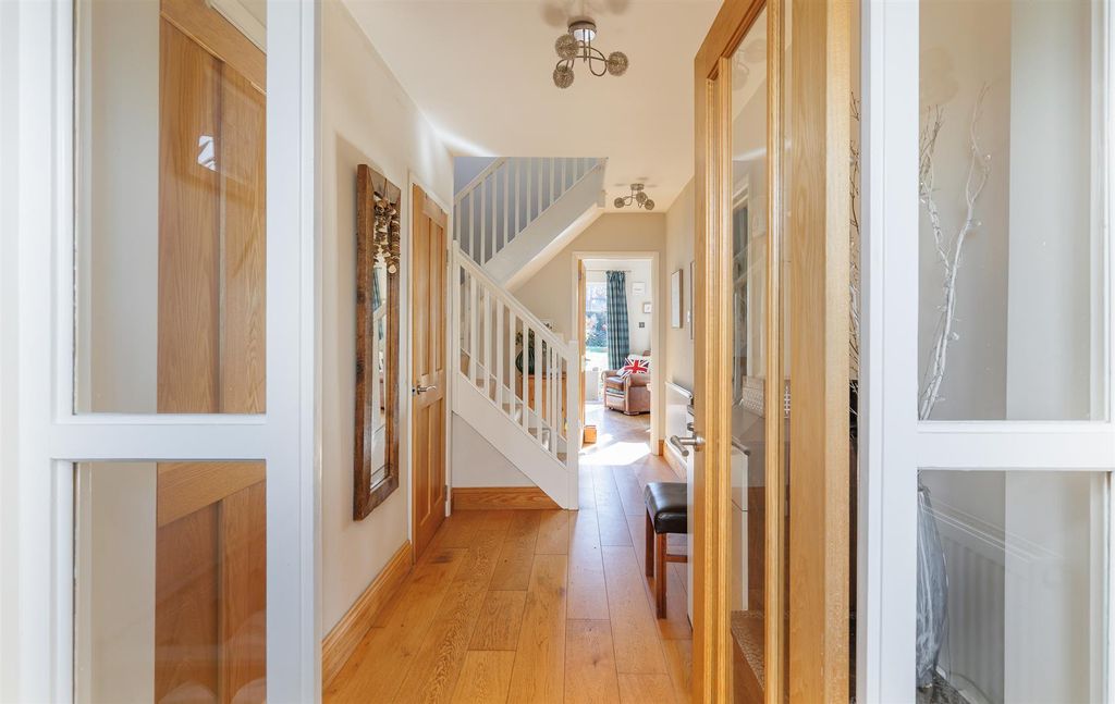 Property photo 2 of 21 Entrance Hall